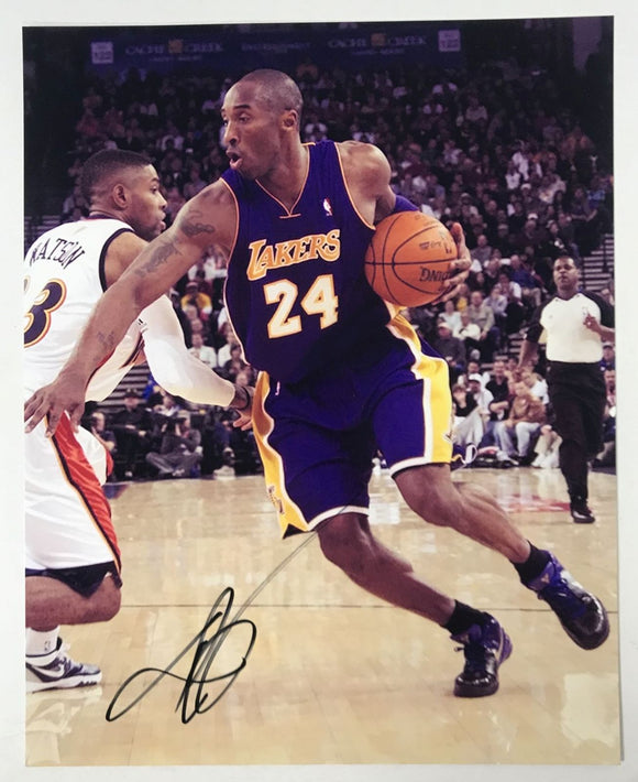 Kobe Bryant Signed Autographed Glossy 8x10 Photo - Los Angeles Lakers