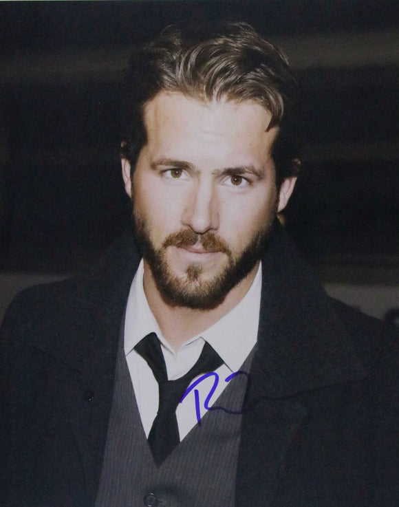 Ryan Reynolds Signed Autographed Glossy 8x10 Photo - Lifetime COA