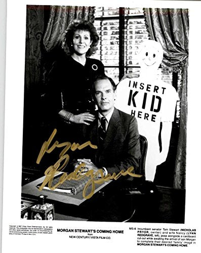 Lynn Redgrave (d. 2010) Signed Autographed Glossy 8x10 Photo - COA Matching Holograms