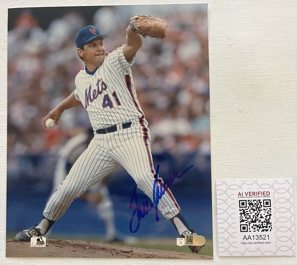 Tom Seaver (d. 2020) Signed Autographed Glossy 8x10 Photo New York Mets - AIV Authenticated